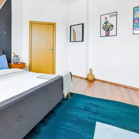 3 Together Budget Apartment Sofia